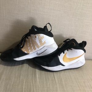Kids' Team Hustle D9 Basketball Shoe Grade School